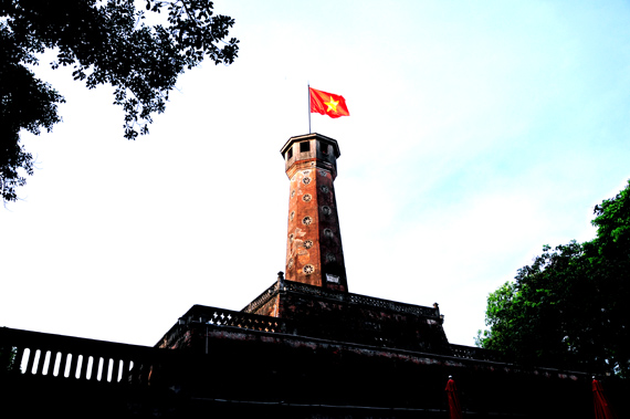 Le drapeau national, symbole éternel de la Patrie vietnamienne